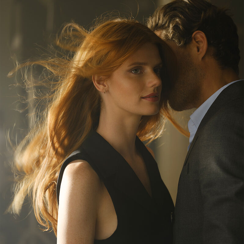 Mann atmet Le Parfum Hair Rituel by Sisley am Hals einer Frau ein